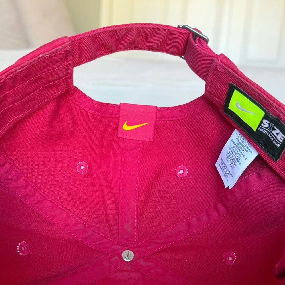 Nike Barça Embroidered Baseball Cap - Magenta with Yellow Logo - Picture 3 of 3
